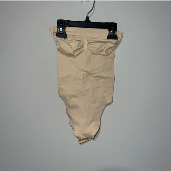 SKIMS SEAMLESS SCULPT STRAPLESS THONG BODYSUIT SAND MEDIUM